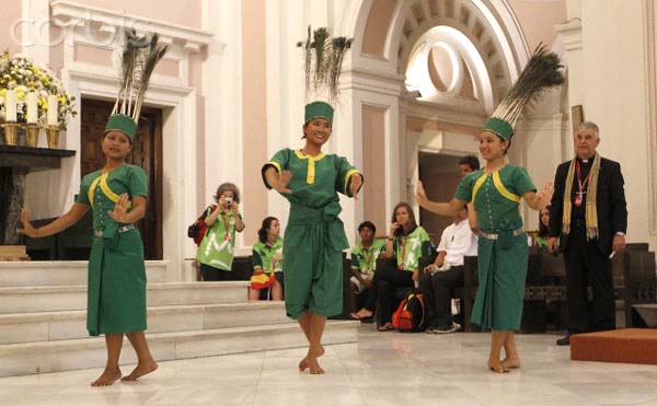 cambodian-dancers-perform-in-spanish-parish